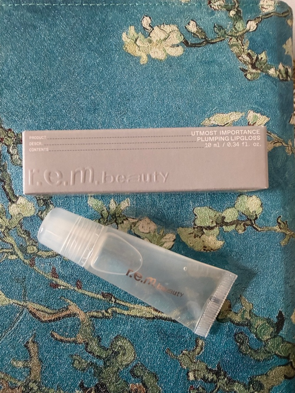 r.e.m. beauty Utmost Importance Plumping Lipgloss - Clear